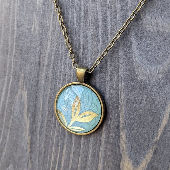 Glass Dome Cabochon Necklace with Gold Leaves & Pale Green Lines Pattern - Picture 7 of 16
